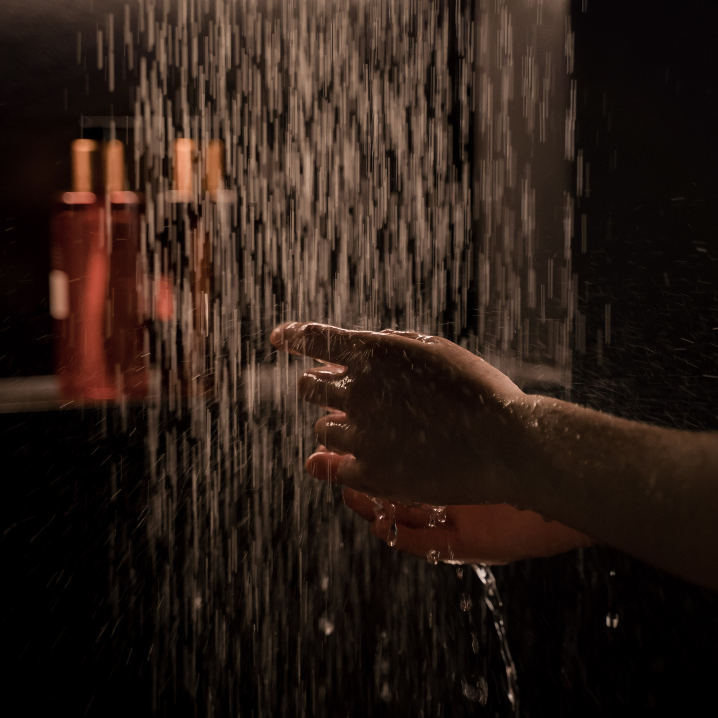 Hände unter Wasser aus Regendusche