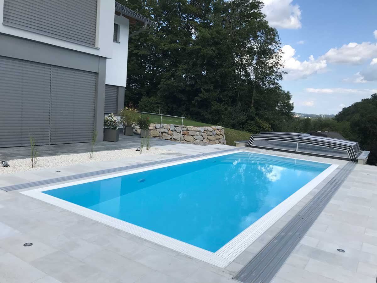 Pool mit Überlaufrinne