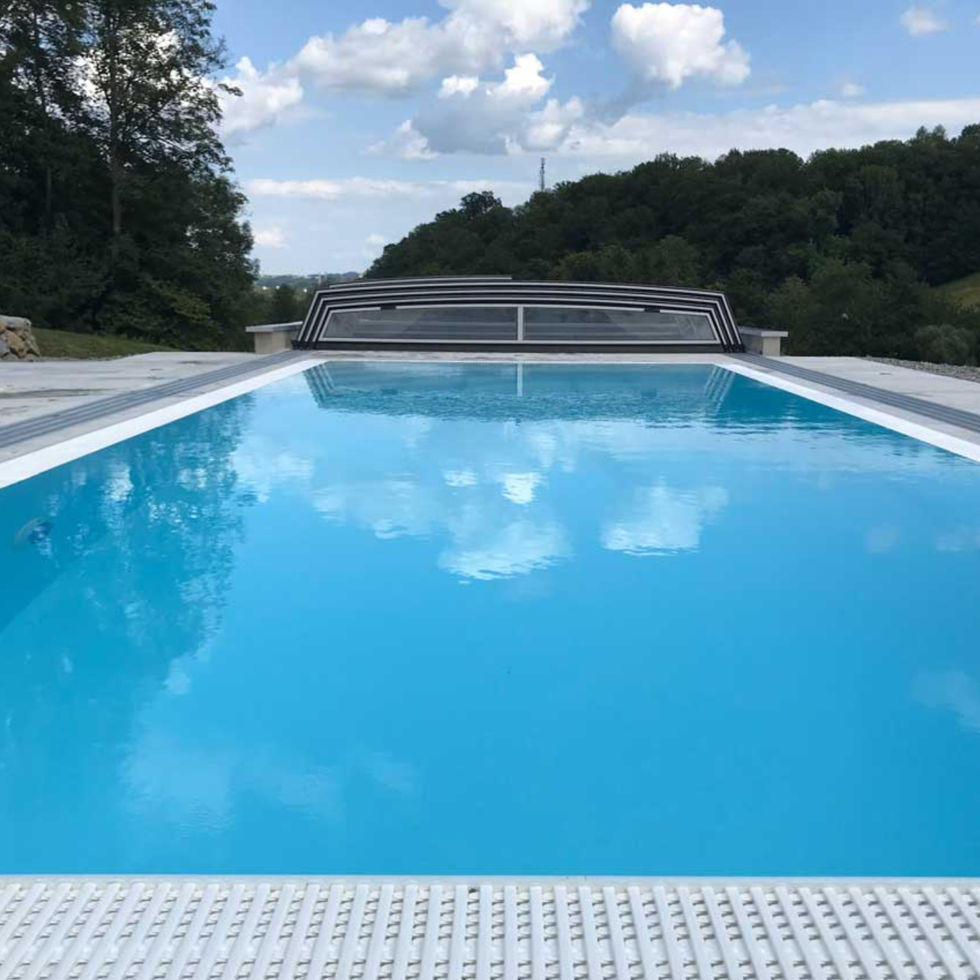 Pool mit Überlaufrinne