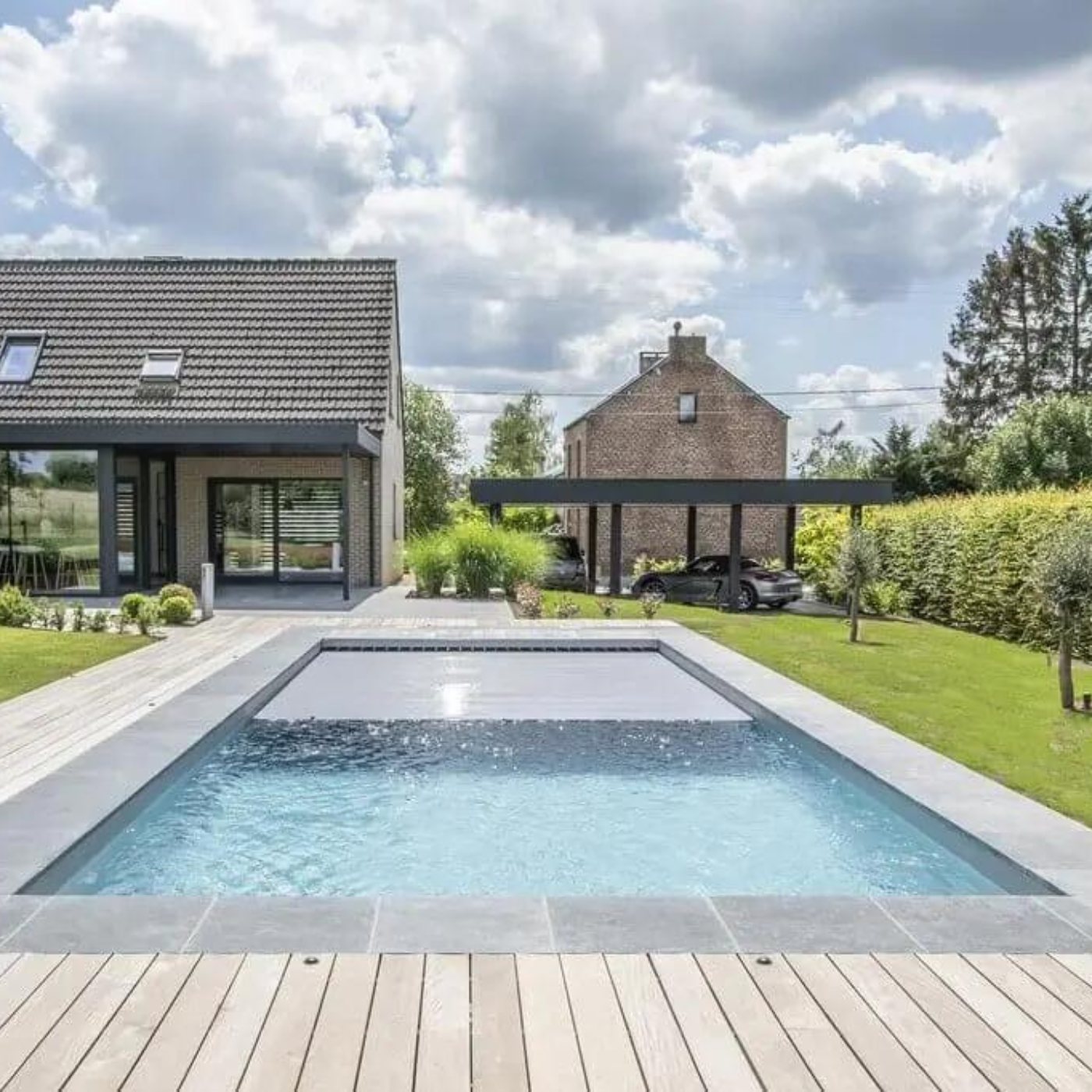 Pool mit Überlaufrinne neben einer Villa